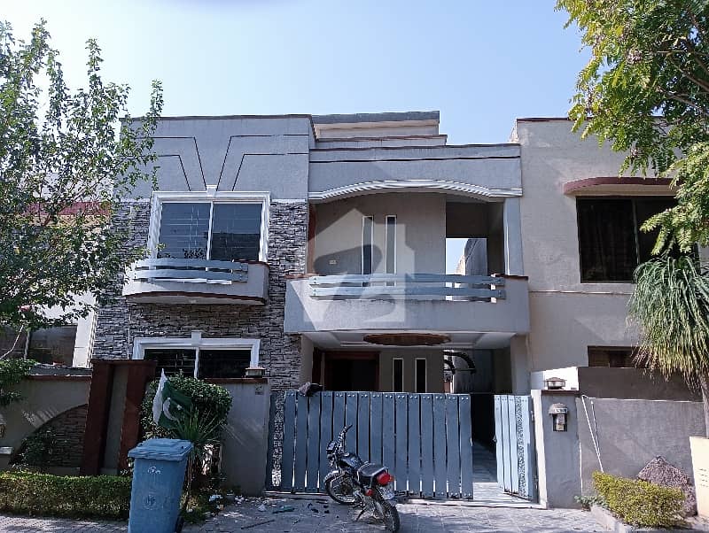10 Marla Non Furnished House 10 Marla Non Furnished House