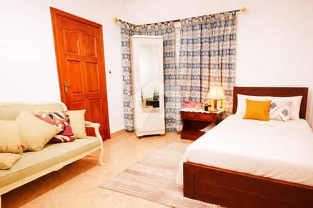 1 Bed Fully Furnished Bath Sharing In Dha Phase 3 Near Mecdonlad Y Block Market Lahore