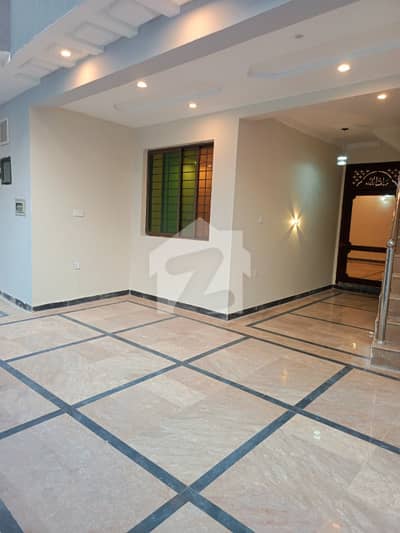 گرین ایونیو اسلام آباد میں 9 کمروں کا 10 مرلہ مکان 4.9 کروڑ میں برائے فروخت۔