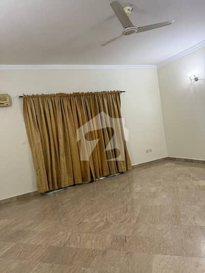 1 Kamal Bueatyfull Uppr Portion Availble For Rent