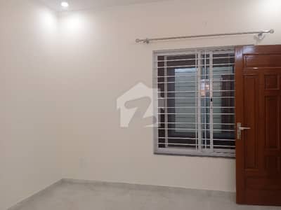 ڈی ۔ 12 اسلام آباد میں 4 کمروں کا 5 مرلہ مکان 3.9 کروڑ میں برائے فروخت۔