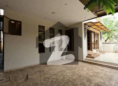 ڈی ۔ 12/2 ڈی ۔ 12,اسلام آباد میں 8 کمروں کا 14 مرلہ مکان 13.5 کروڑ میں برائے فروخت۔