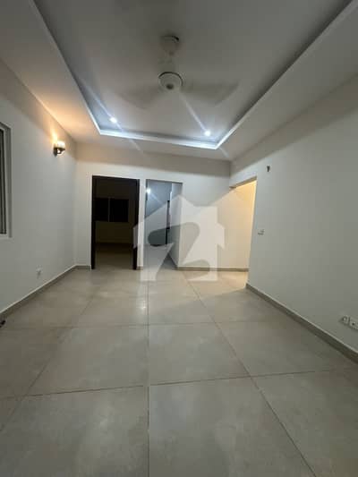 Zameen. com ke liye title:  3 Bed DD Flat for Sale in Tauheed Commercial with Lift & Car Parking