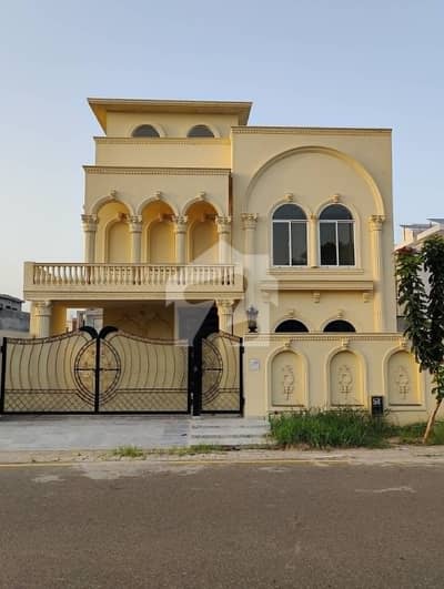 10 MARLA FACING PARK HOUSE AVAILABLE FOR RENT