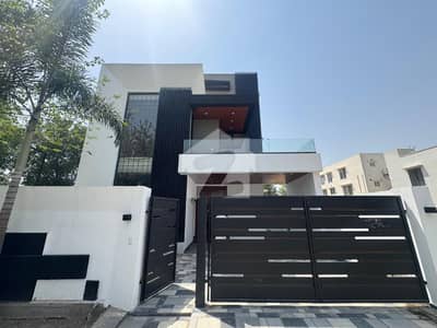 لیک سٹی رائیونڈ روڈ,لاہور میں 4 کمروں کا 10 مرلہ مکان 5.25 کروڑ میں برائے فروخت۔