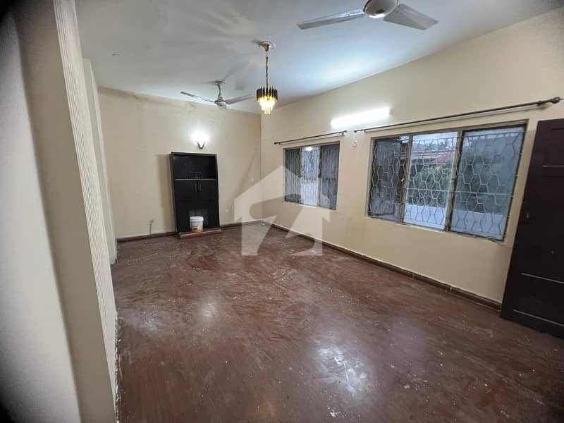 Prime Location Beautiful 3 Bedroom Upper Portion Prime Location Beautiful 3 Bedroom Upper Portion