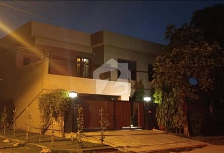 1 Kanal well maintained Corner House