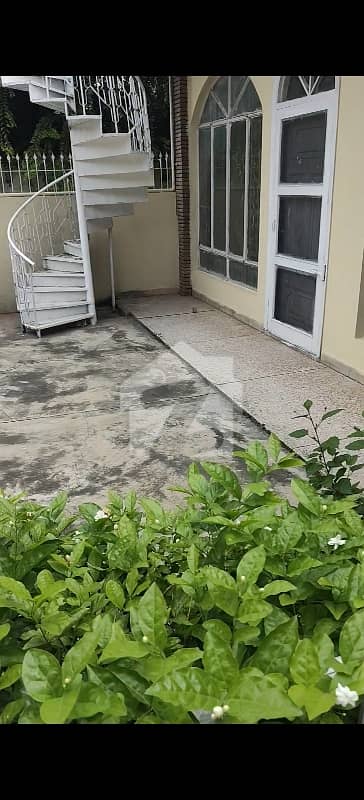 Corner 10 marla house for Rent G-9/3