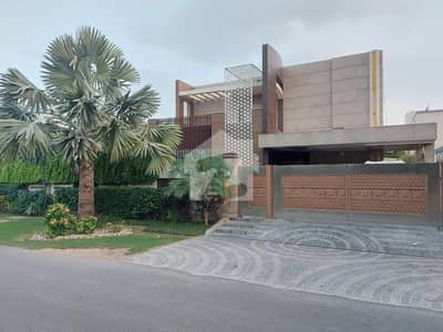 1 Kanal House + 1 Kanal Beautiful Lawn | 5 Bed Slightly Used Beautiful House For Sale 1 Kanal House + 1 Kanal Beautiful Lawn | 5 Bed Slightly Used Beautiful House For Sale