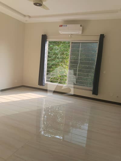 F-11, Brand New 10 Bed Designer House Good Location Reasonable Rent