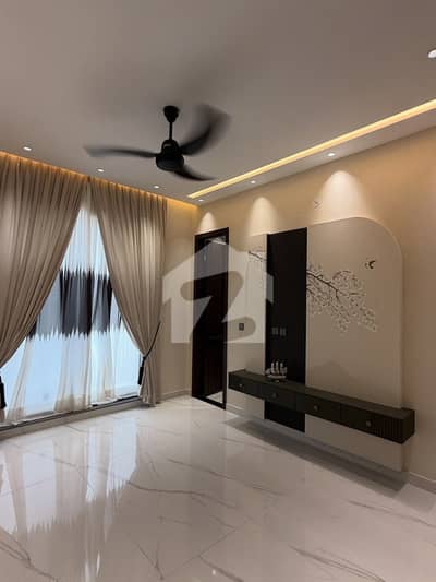 10 MARLA ULTRA MODERN FACING PARK HOUSE AVAILABLE FOR SALE AT HOT LOCATION IN DHA PHASE 4