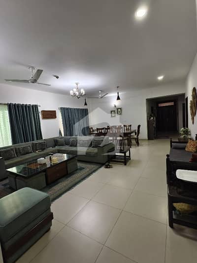 13 Marla 4 Bedrooms Beautiful Flat For Sale.