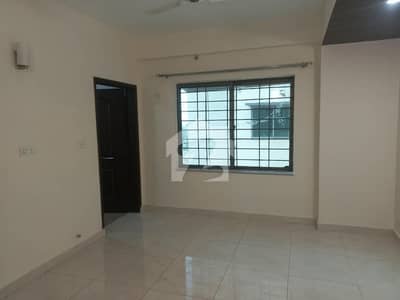10 Marla 3 Bedrooms New Design Flat For Sale.