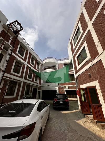 جوہر ٹاؤن لاہور میں 4 کنال Studio فیکٹری 35.0 کروڑ میں برائے فروخت۔
