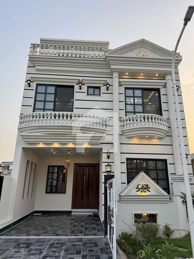 Brand New Luxury 5 Marla White House | 4 Bed | 5 Bath | 2 Kitchens | Designer Interiors | Servant Room|C Block Gulberg