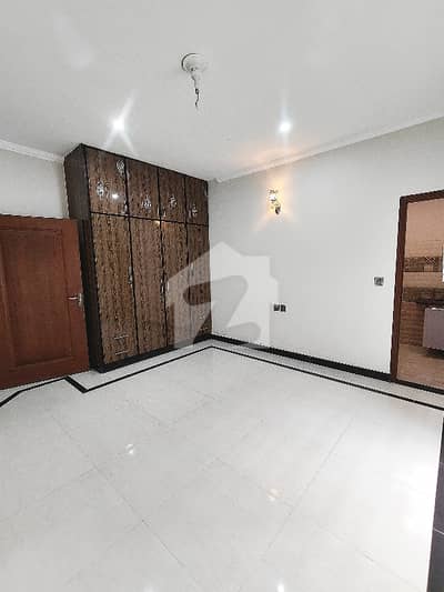 10- MARLA UPER PORTION AVALIABLE FOR RENT RAFI BLOCK IN BAHRIA TOWN (ORIGNAL PIC)