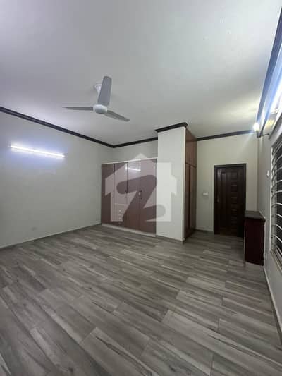 ایف ۔ 8 اسلام آباد میں 5 کمروں کا 1 کنال مکان 24.5 کروڑ میں برائے فروخت۔