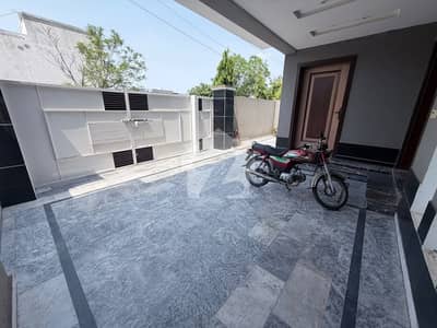 کینال گارڈن لاہور میں 5 کمروں کا 10 مرلہ مکان 3.6 کروڑ میں برائے فروخت۔