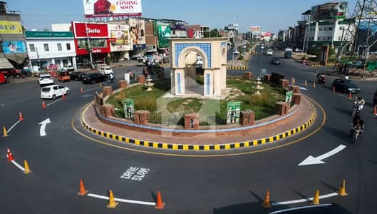 ماڈل ٹاؤن ۔ بلاک اے ماڈل ٹاؤن,ملتان میں 2 مرلہ Studio دکان 3.2 کروڑ میں برائے فروخت۔