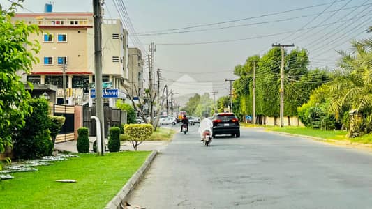 OLD HOUSE FOR SALE IN VALENCIA TOWN CORNER (GOOD LOCATION0