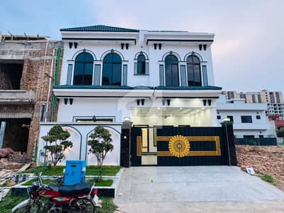 فیصل ٹاؤن - ایف ۔ 18 اسلام آباد میں 5 کمروں کا 8 مرلہ مکان 3.7 کروڑ میں برائے فروخت۔