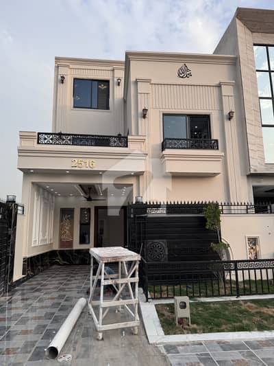 Prime Location 5 Marla Single Unit House For Sale in Block F - 60ft Road