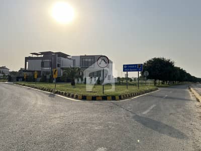 1 Kanal Prime Location Plot for sale in V Block Phase 8
