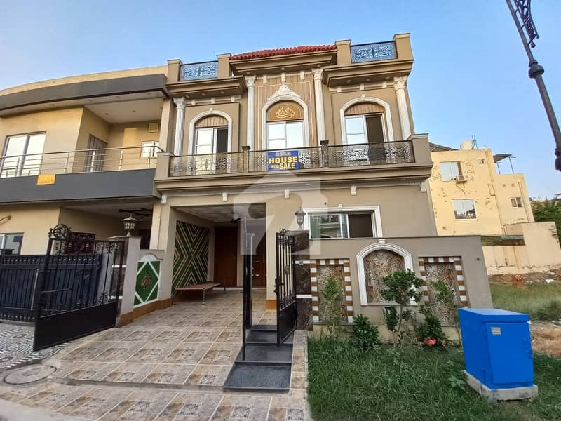 5 MARLA HOUSE - MOST PRIME LOCATION! 5 MARLA HOUSE - MOST PRIME LOCATION!