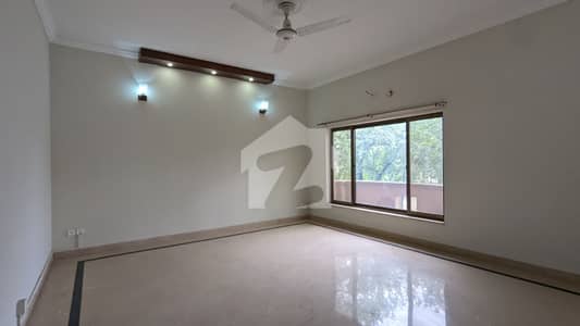 FOR RENT Renovated 7-Bedrooms Triple Storey House F_7/2