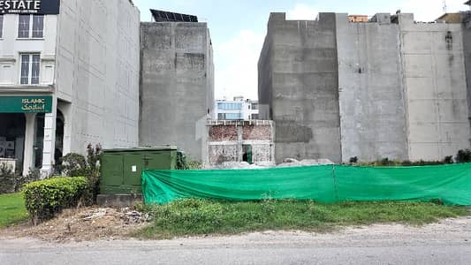 8 Marla Beautiful Commercial Plot Facing Huge Parking