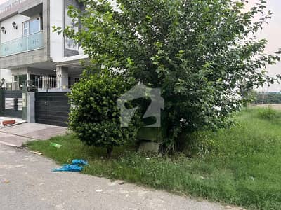 Top Location 5 Marla Plot Walking Distance From Dolmen Mall