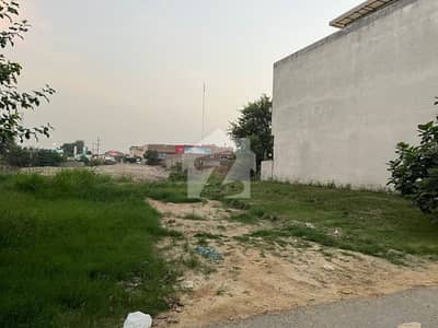 Top Location 5 Marla Plot Walking Distance From Dolmen Mall