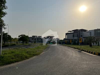 1 Kanal Prime Location Plot for sale in V Block Phase 8