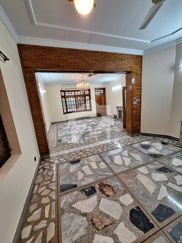 BEAUTIFUL GROUND PORTION WITH SEPARATE GATE BEAUTIFUL GROUND PORTION WITH SEPARATE GATE