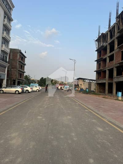 ڈریمز گارڈنز فیز 2 ڈریم گارڈنز,ڈیفینس روڈ,لاہور میں 6 مرلہ کمرشل پلاٹ 3.85 کروڑ میں برائے فروخت۔