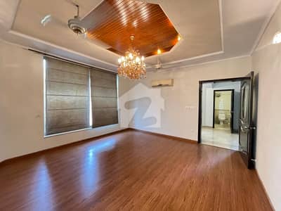 ONE KANAL BEAUTIFULL PORTION AVAILABLE FOR RENT IN DHA PHASE 4