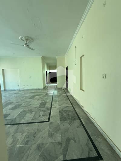 Banigala 2 kanal Upper portion available for rent with gas