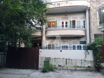 *G,11/1- 8 MARLA HOUSE FOR SALE 4 BED ATTACHED BATH 2 KITCHEN 2 DD MARBLE FLOOR BEST LOCATION NAYER TO PARK MARKET MASQUE,