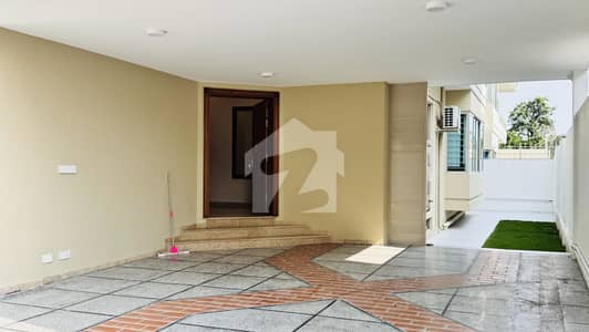 Newly Renovated Triple Storey 6 Bedrooms House Available For Rent