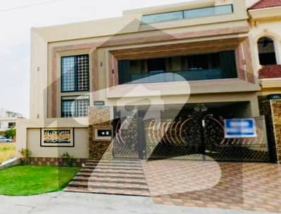 10 Marla House In Lahore Is Available For Sale
