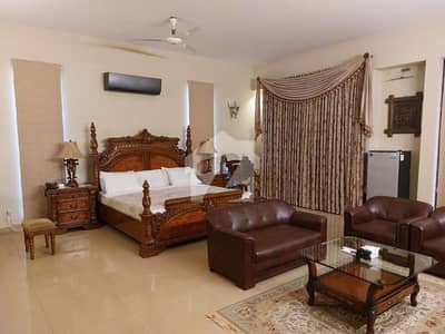 Elegant 1000 Square Yards 6 Bedroom House Phase 8