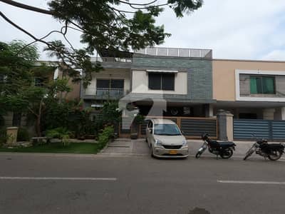 Prime Location Askari 5 - Sector J House Sized 375 Square Yards Is Available