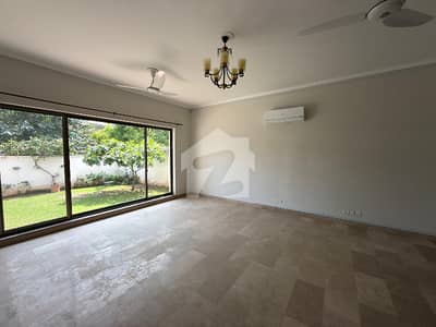 ایف ۔ 7 اسلام آباد میں 5 کمروں کا 1 کنال مکان 11.0 لاکھ میں کرایہ پر دستیاب ہے۔