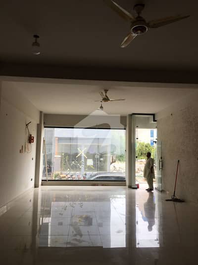 200 SQYDS BRAND NEW BUILDING FOR RENT PHASE 8