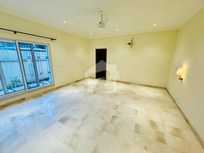 ایف ۔ 7 اسلام آباد میں 4 کمروں کا 1 کنال مکان 7.5 لاکھ میں کرایہ پر دستیاب ہے۔