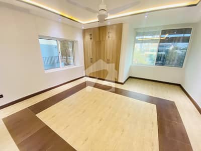 ایف ۔ 8 اسلام آباد میں 5 کمروں کا 1 کنال مکان 9.75 لاکھ میں کرایہ پر دستیاب ہے۔