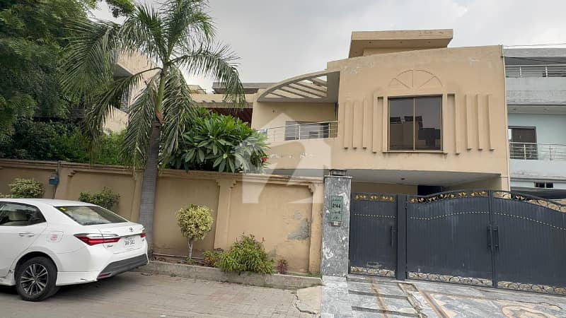 1-Kanal Beautiful house for sale 1-Kanal Beautiful house for sale