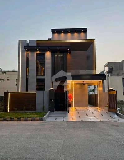 سٹی ہاؤسنگ سوسائٹی گوجرانوالہ میں 5 کمروں کا 10 مرلہ مکان 5.15 کروڑ میں برائے فروخت۔