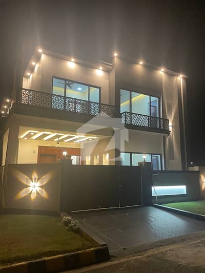 سٹی ہاؤسنگ سکیم جہلم میں 4 کمروں کا 8 مرلہ مکان 2.95 کروڑ میں برائے فروخت۔