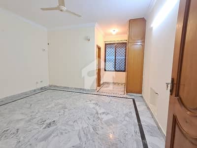 ایف ۔ 11 اسلام آباد میں 6 کمروں کا 1 کنال مکان 5.0 لاکھ میں کرایہ پر دستیاب ہے۔
